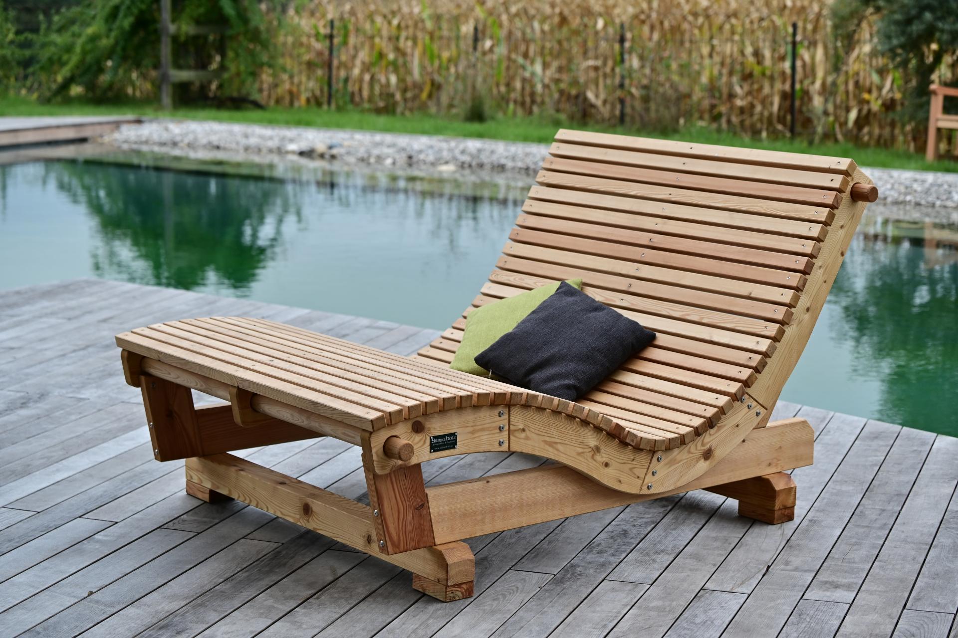 SiHo Relaxliege in Lärche mit Kantholzunterbau auf Terasse