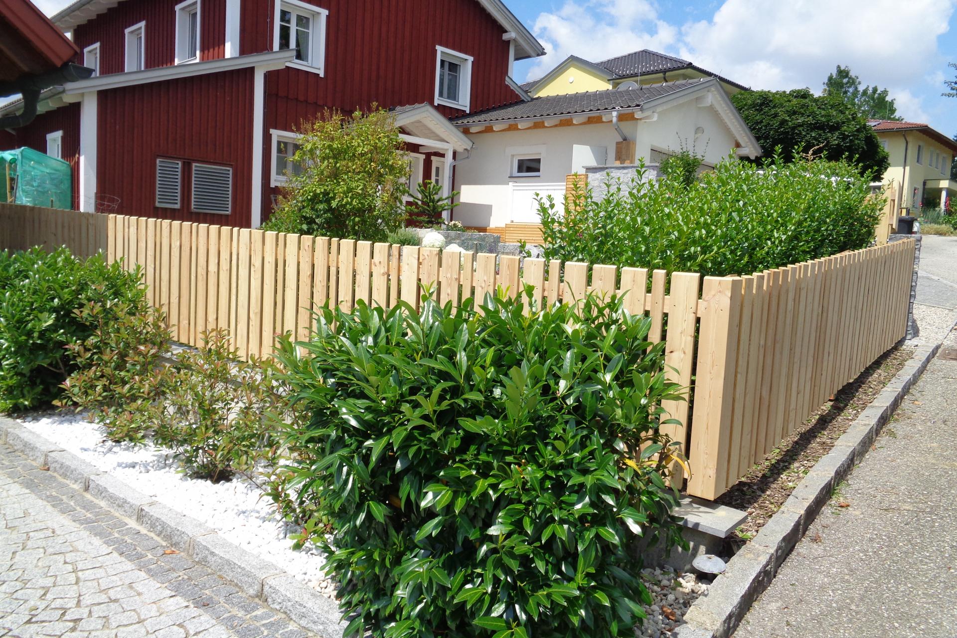 Zaun rund um Vorgarten