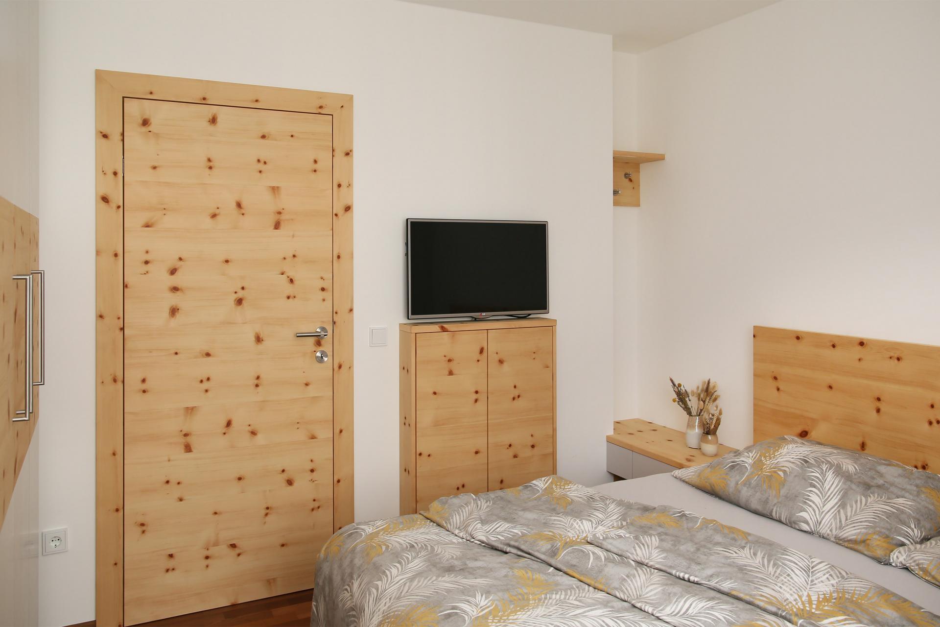 SilberHolz Schlafzimmer Zirbe Seidengrau