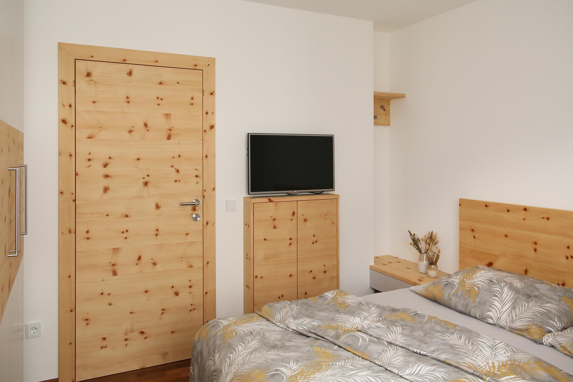 SilberHolz Schlafzimmer Zirbe Seidengrau
