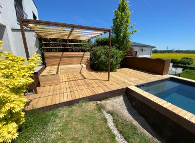 Terrasse mit Pool und Sonnenschutz