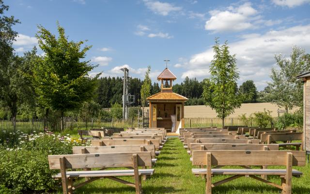 Mobile Kapelle mit Bänken