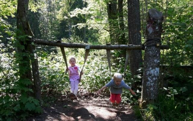 Naturkinder spielen