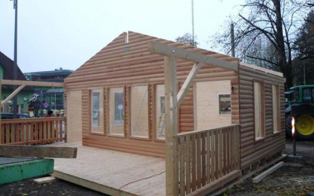 Welser Weihnachtswelt Hütte im Aufbau