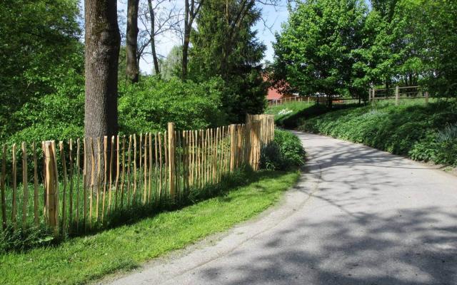 Handgespaltener Hartholz-Rollzaun Straße