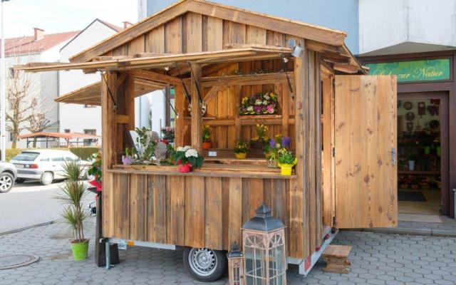 Altholz Blumenhütte aufgestellt