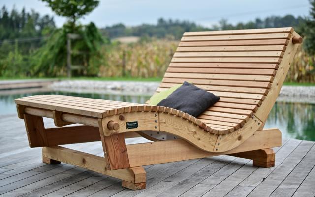 SiHo Relaxliege in Lärche mit Kantholzunterbau am Teich