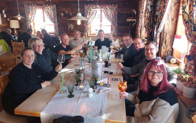 Team SilberHolz in der Hütte