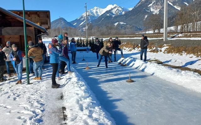 Team SilberHolz beim Eisstockschießen mit Spaß