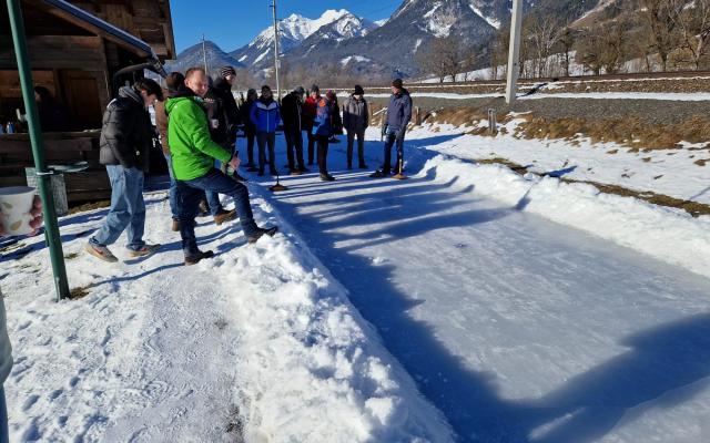 Team SilberHolz beim Eisstockschießen