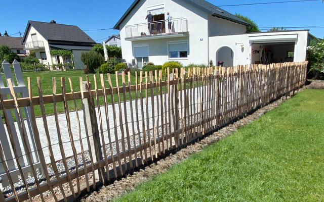 Handgespaltener Hartholz-Rollzaun