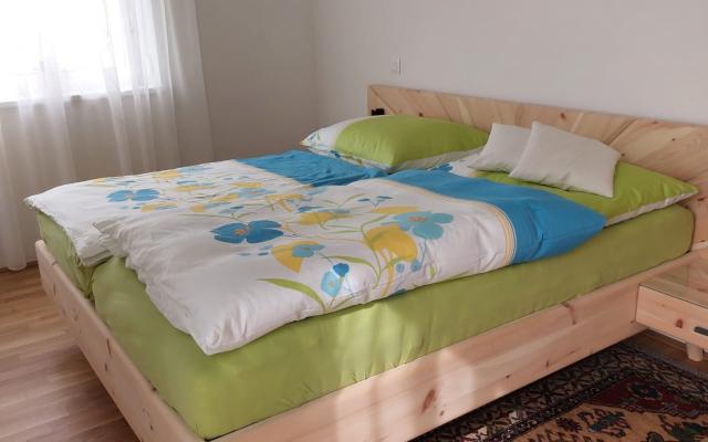 Bett aus Zirbenholz