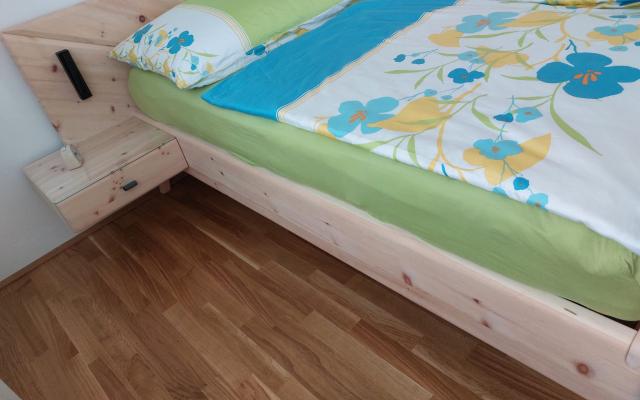 Bett aus Zirbenholz Detail