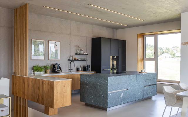 Silberholz Küche mit beton