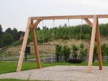 Doppelschaukel mit Kiesel