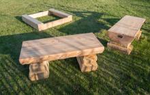 Naturstammbank NORLI und Sandkiste Seite