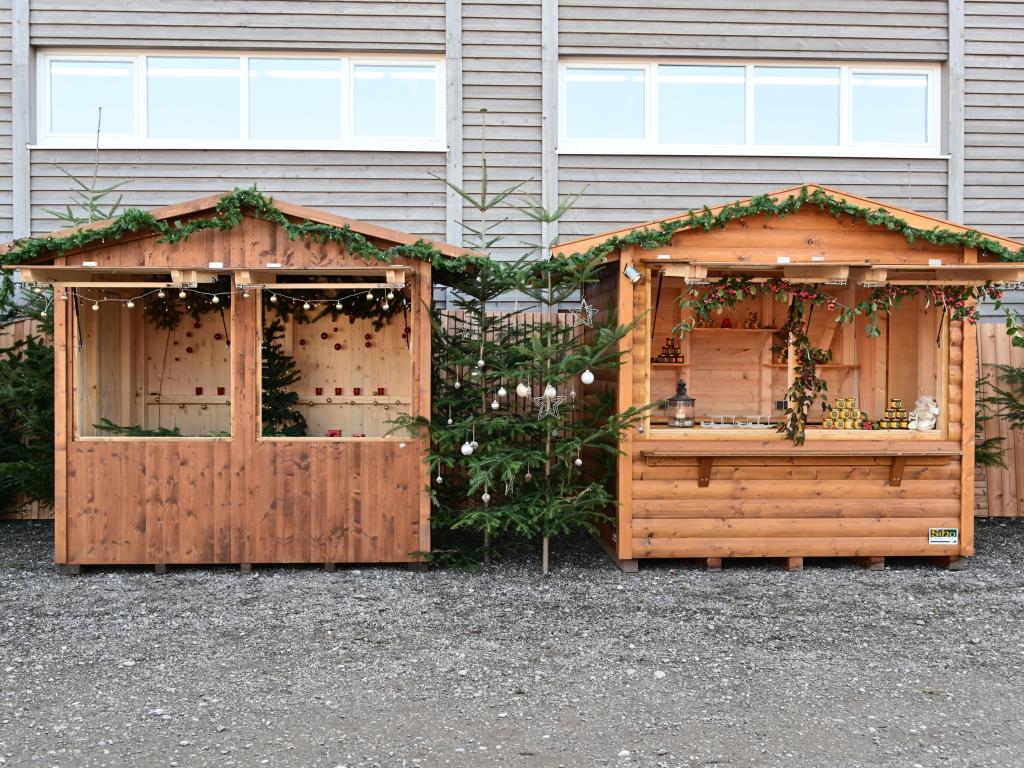 Ausserhütte und zerlegbare Hütte von vorne