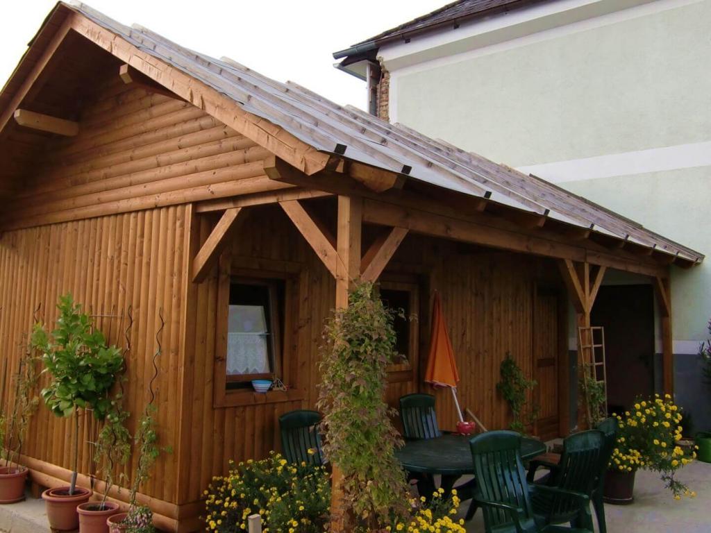 Gartenhaus urig Seite