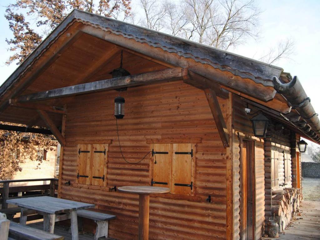 Gartenhaus urig von vorne