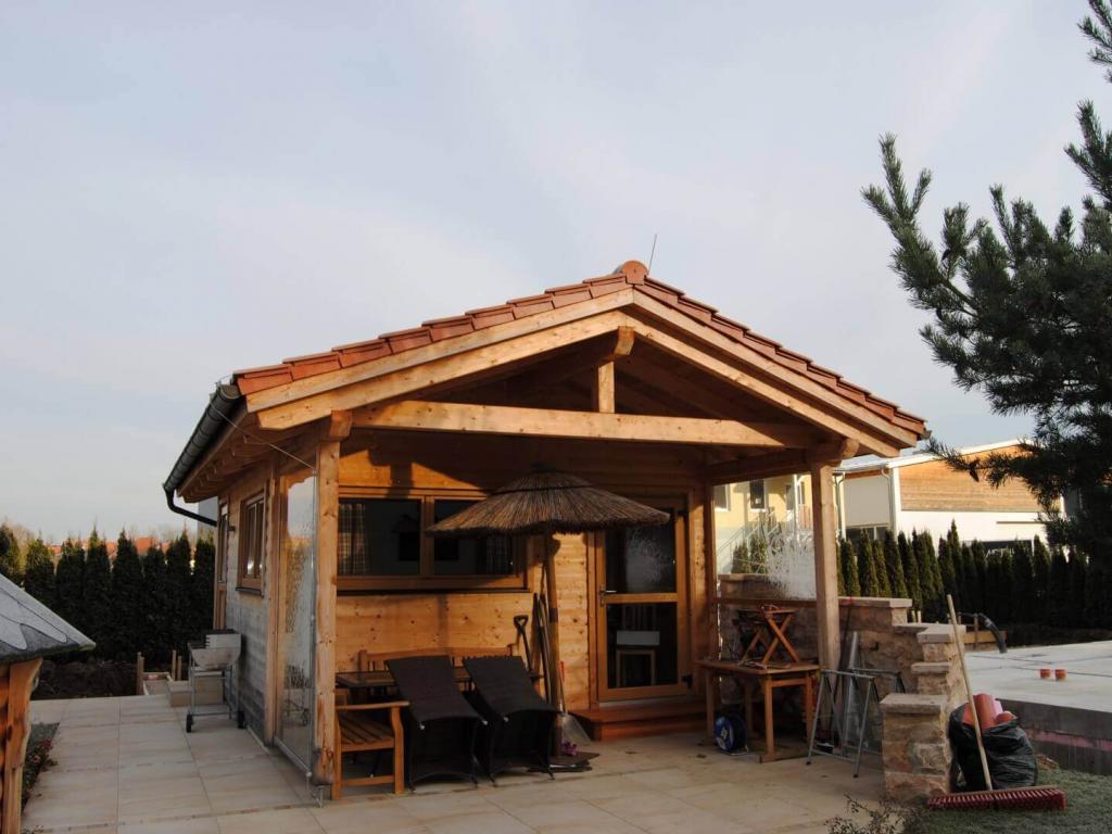 Landhaus mit übersehendem Dach