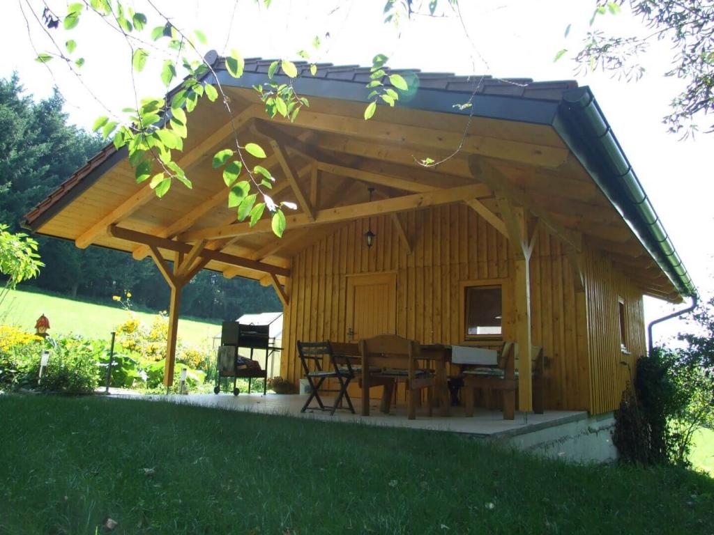 Gartenhaus mit großem Dach