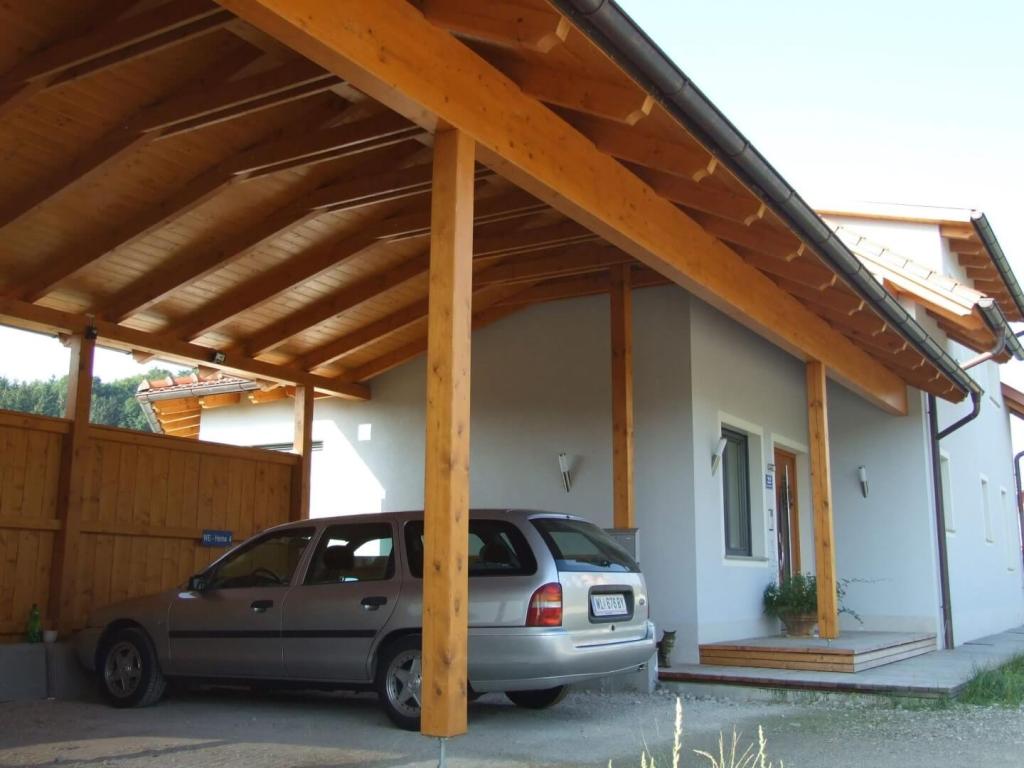 Carport mit Haus verbunden
