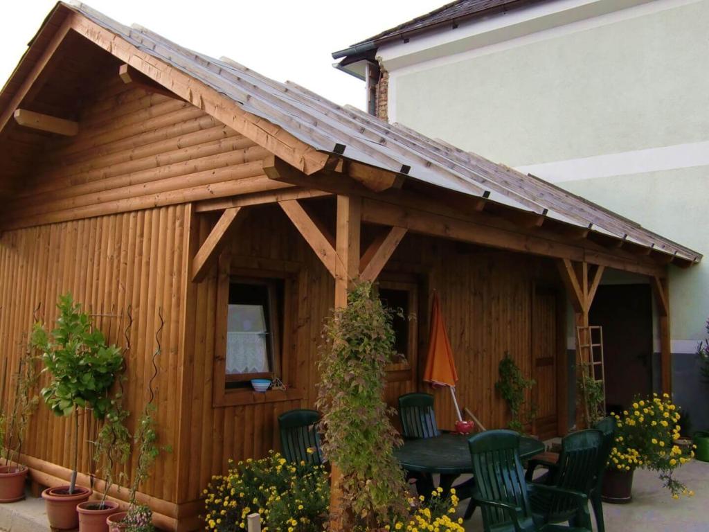 Gartenhaus urig Seite