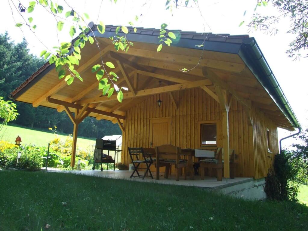 Gartenhaus mit großem Dach