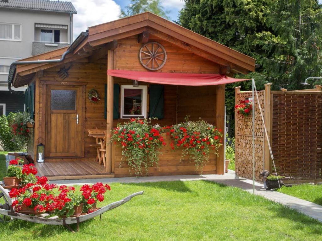 Gartenhaus mit Blumen