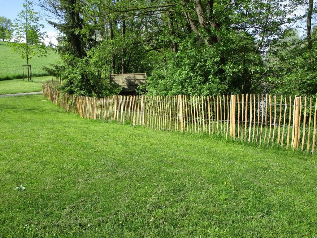 Handgespaltener Hartholz-Rollzaun Wiese