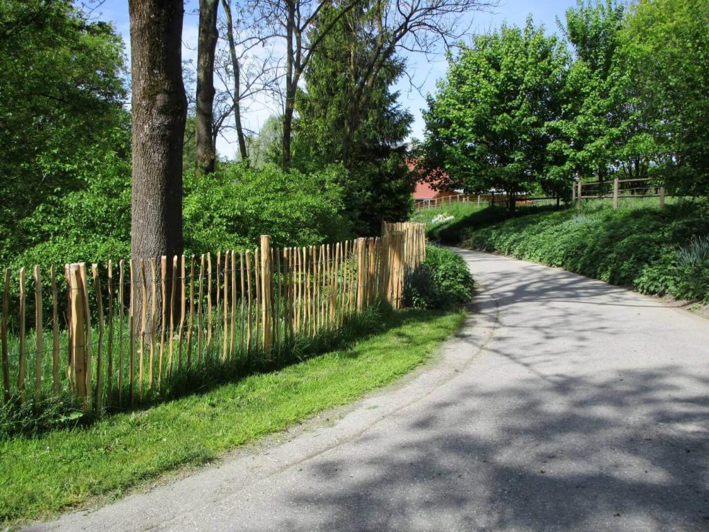 Handgespaltener Hartholz-Rollzaun Straße