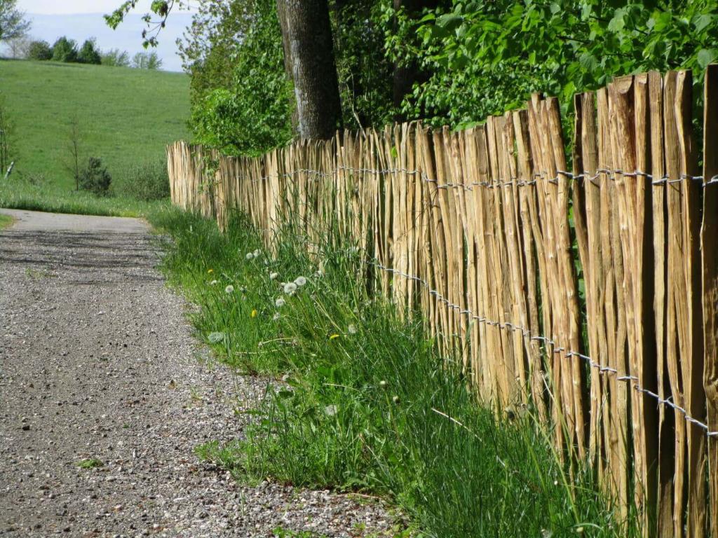 Handgespaltener Hartholz-Rollzaun