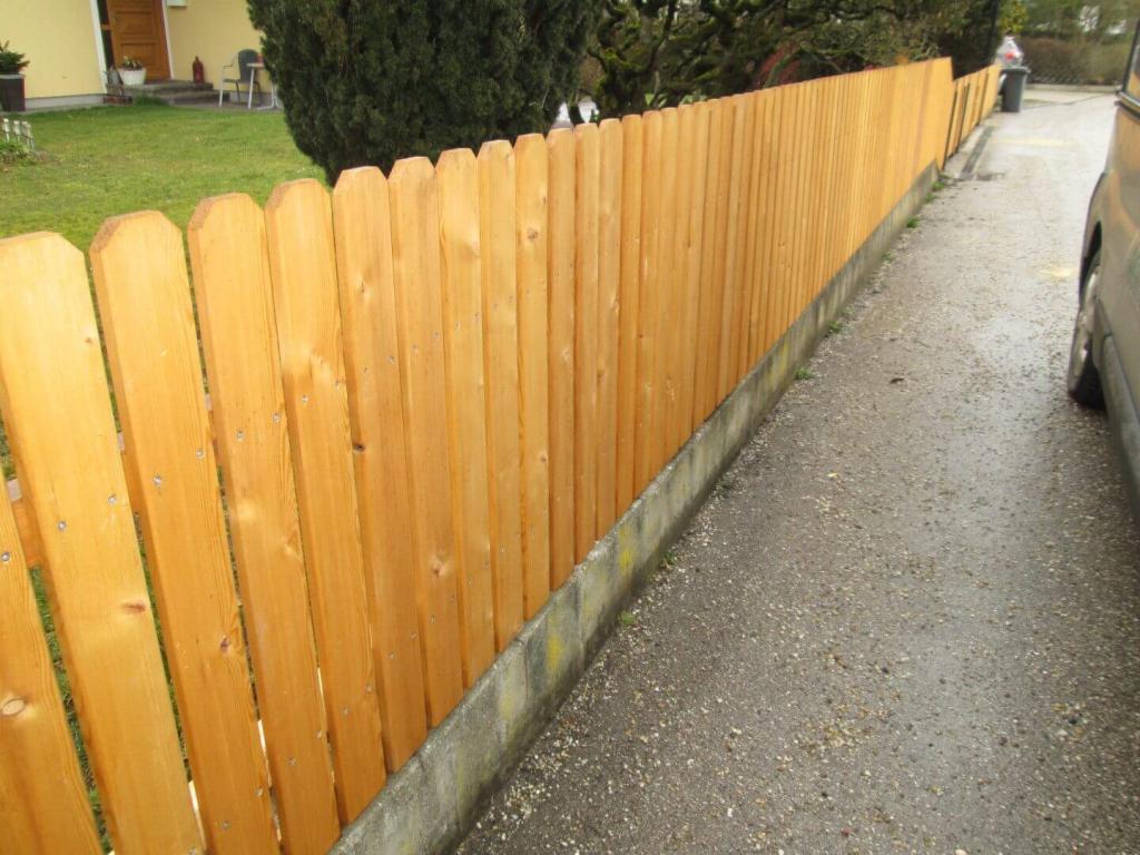 Lärchenzaun neben Straße