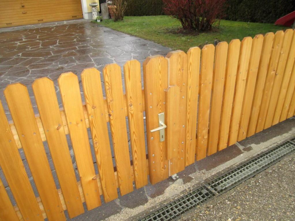 Lärchenzaun mit integrierter Tür