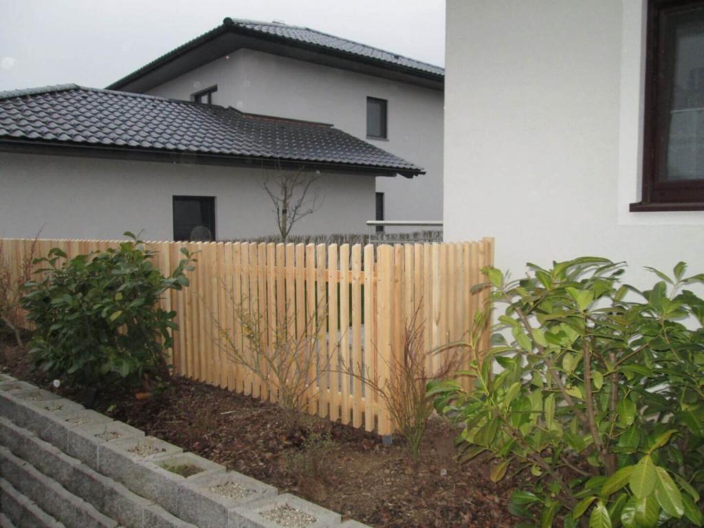 Lärchenzaun vor Blumen