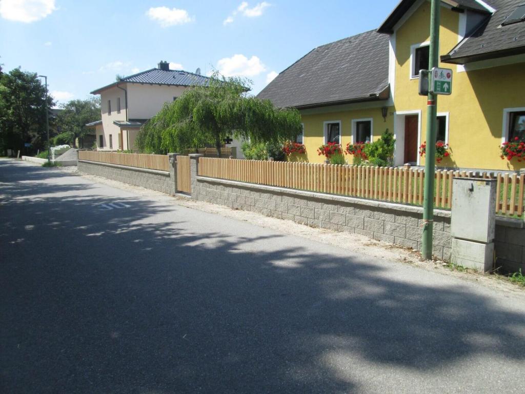 Lärchenzaun entlang der Straße