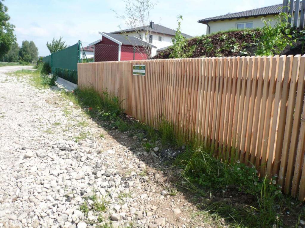 Lärchenzaun neben Straße 02