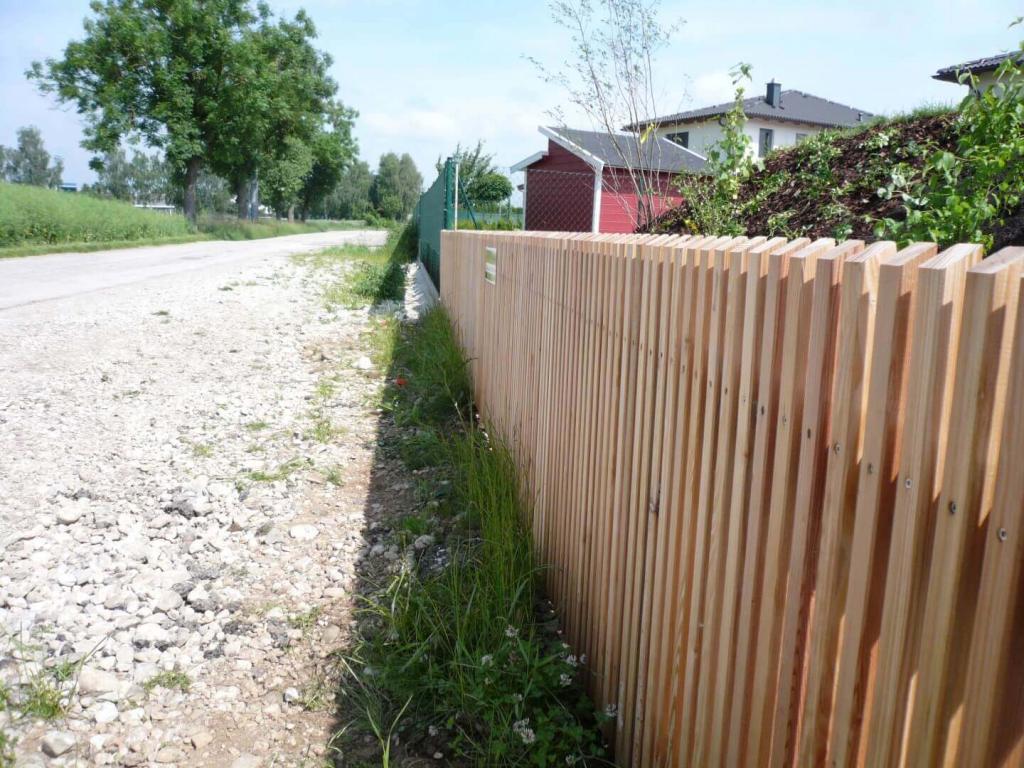 Lärchenzaun neben Straße