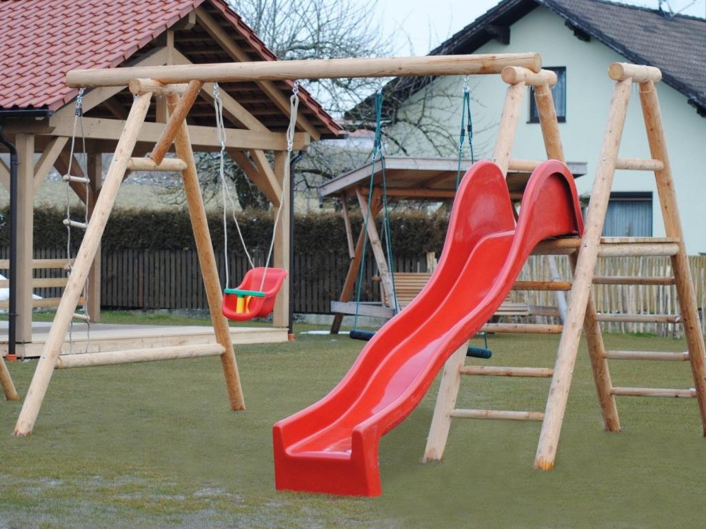 Schaukel JOSI Lärche gezapft mit roter Rutsche