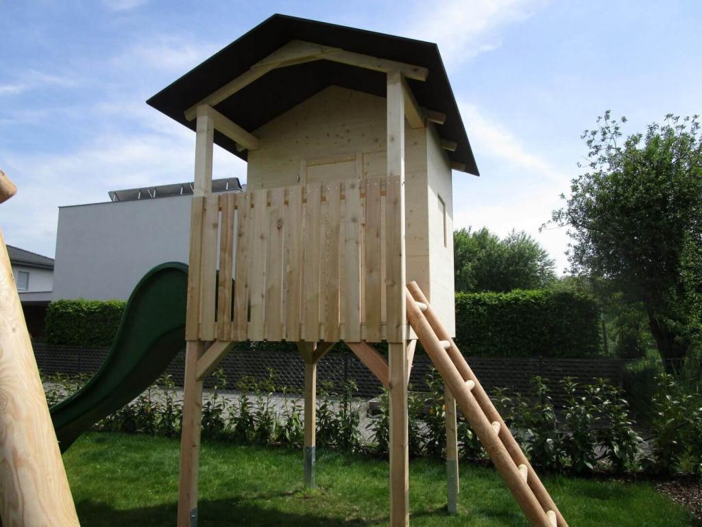 Spielhaus mit Rutsche