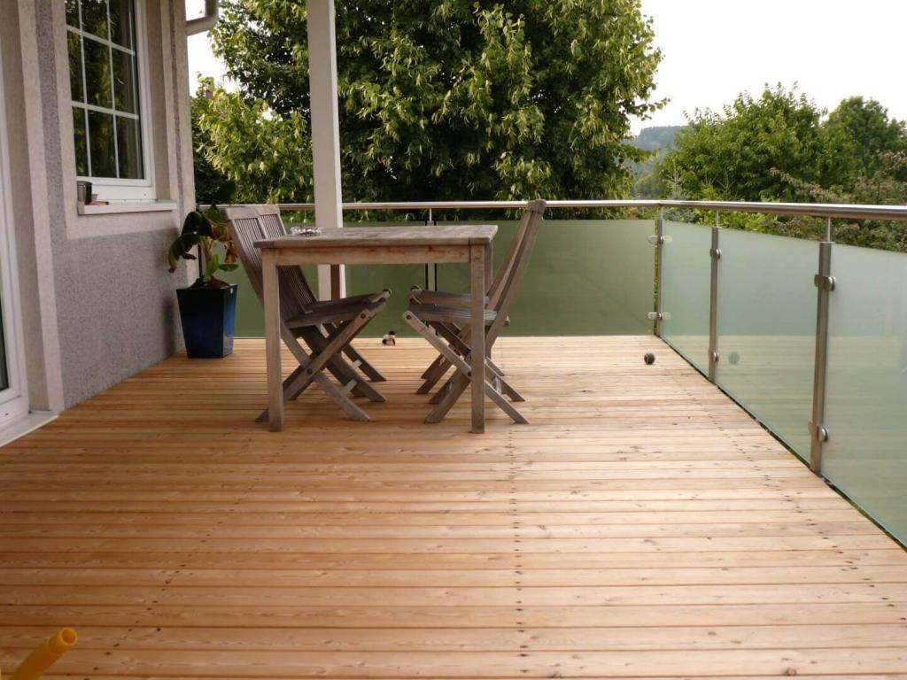 Terrasse Lärche mit Esstisch