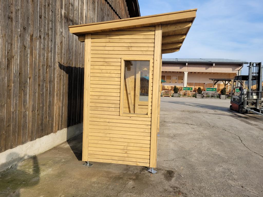 Bushütte Voralpen Seite mit Fenster