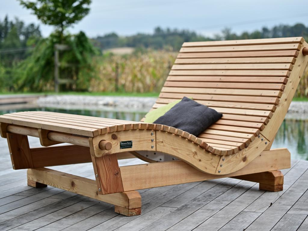 SiHo Relaxliege in Lärche mit Kantholzunterbau am Teich