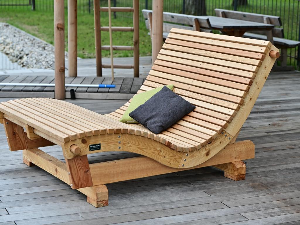 SiHo Relaxliege in Lärche mit Kantholzunterbau Seitenansicht