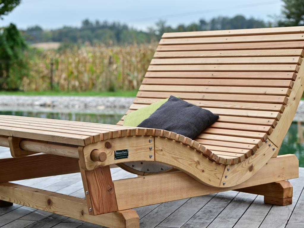 SiHo Relaxliege in Lärche mit Kantholzunterbau Detail