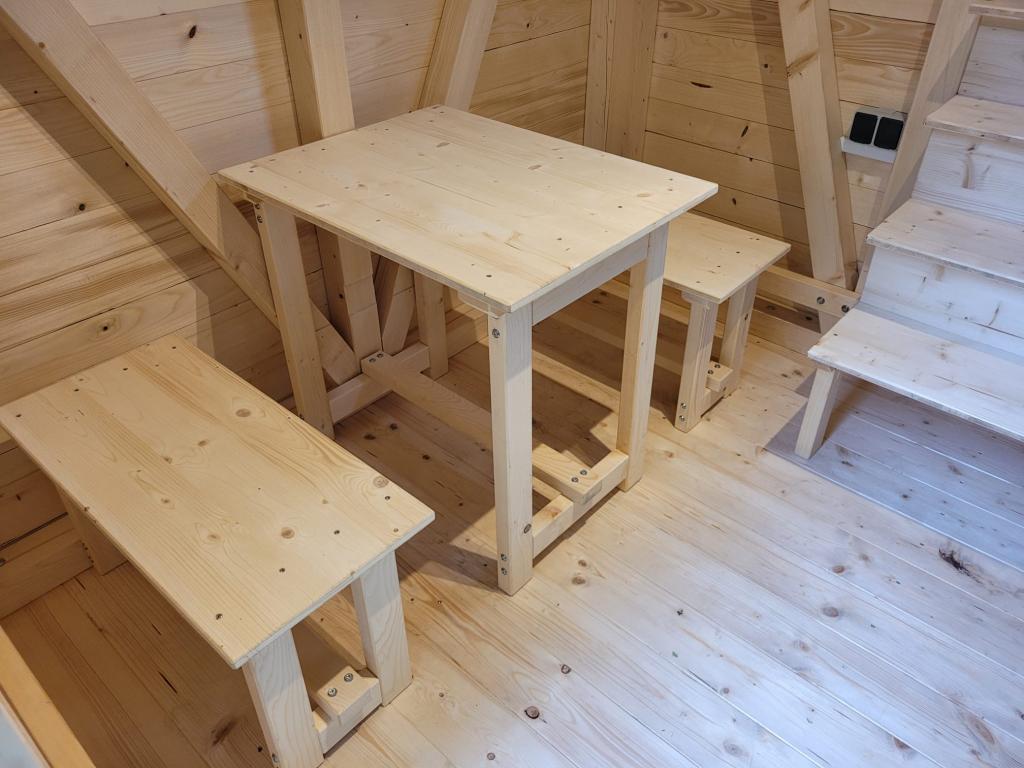 Schlafhütte von Silberholz mit Tisch