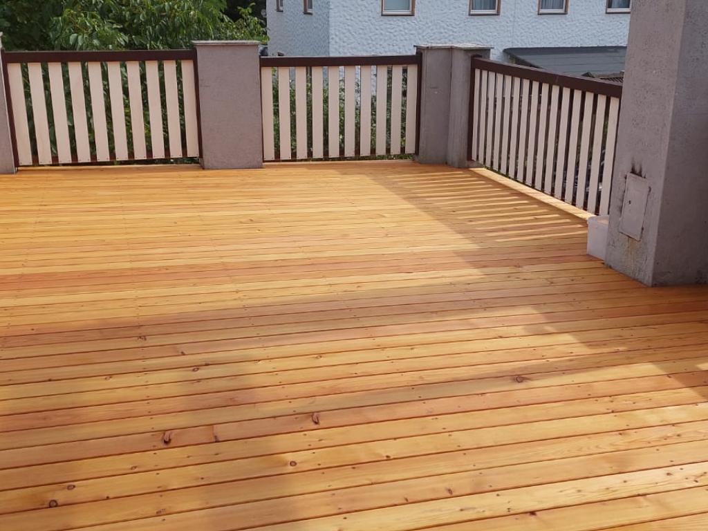 Terrasse mit Zaun ganz