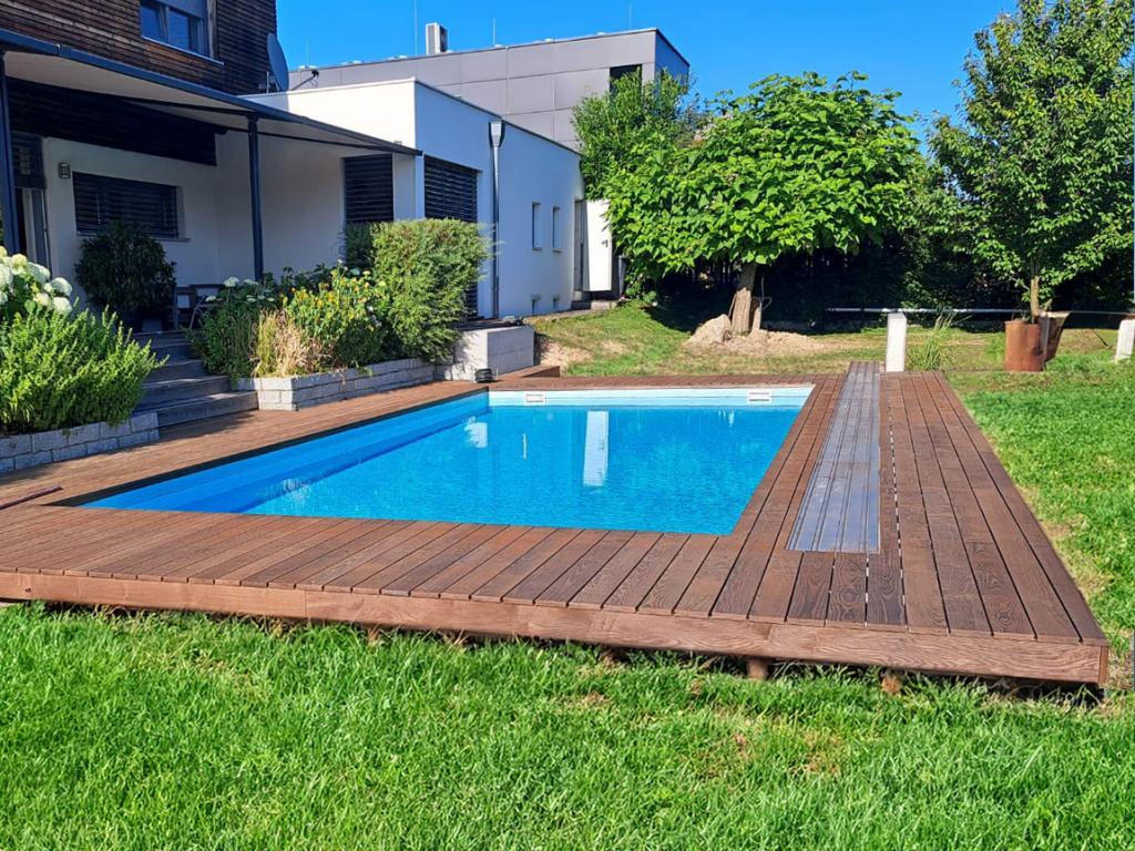 Terrasse mit Pool und Garten